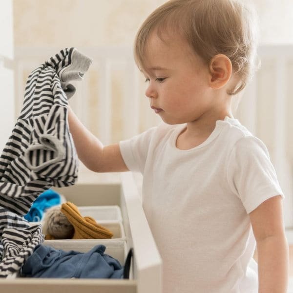 Como organizar o guarda roupa de bebê