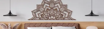 cama com decoração na cabeceira