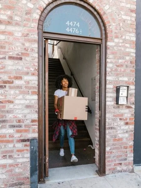 mulher fazendo mudança de casa