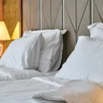 travesseiro em cama